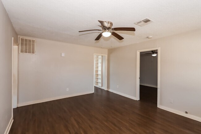 Building Photo - 5330 Pershing St