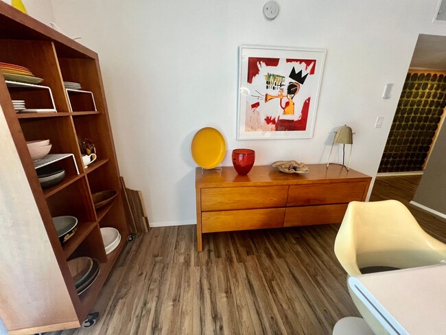 Building Photo - 3 Bedroom 2 Bathroom - Fully Furnished - Mid Century Modern