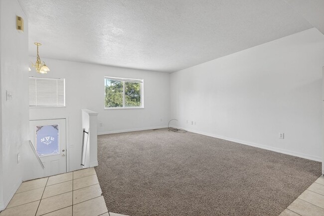 Building Photo - HUGE 6 bed 3 bath Home in Pocatello