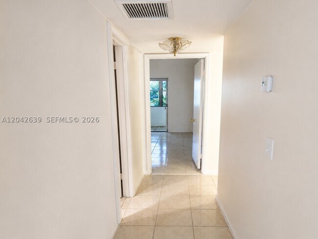 Foto del edificio - 308 Village Green Cir W