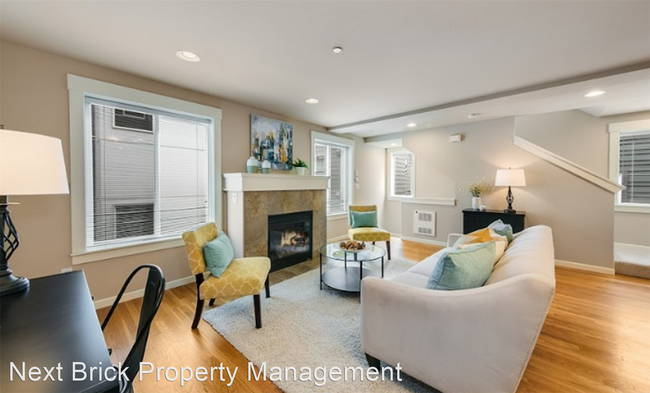Building Photo - 2 br, 2.5 bath House - 2125 N 113th St Unit B