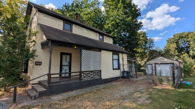 Building Photo - Come live in a charming 3-bedroom house in...
