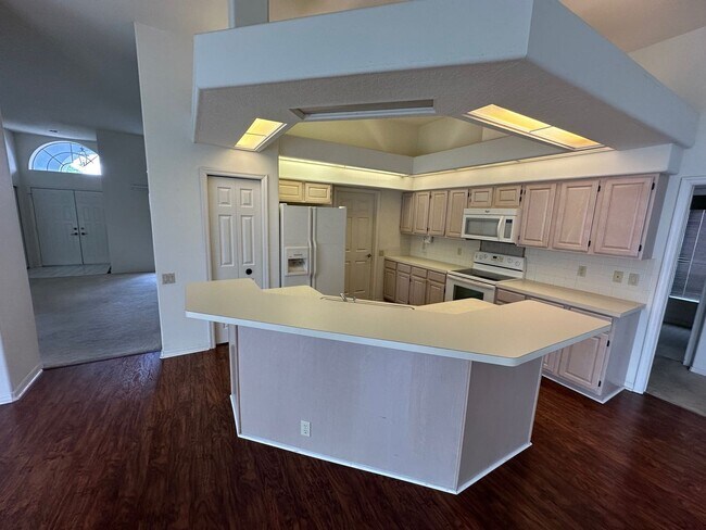 Foto del edificio - EXECUTIVE 4/3/3 POOL HOME ON GOLF COURSE G...