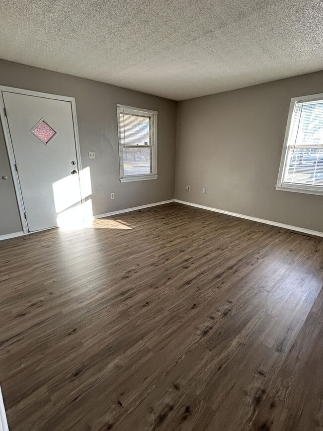 Building Photo - PRE-LEASING!! AVAILABLE JUNE 10TH!!- 2 Bedroom/ 1 Bathroom Duplex