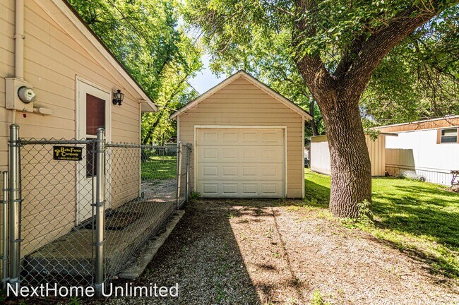Building Photo - 2 br, 1 bath House - 209 E. 2nd St.