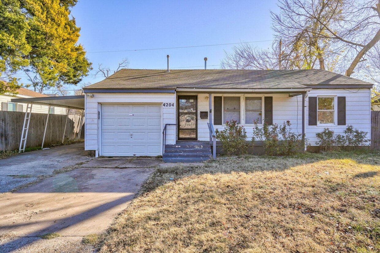 Primary Photo - Stylish Home with Covered Deck & Easy I-44...
