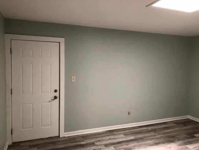 Building Photo - 905 Main St