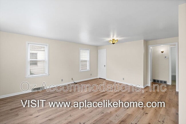 Building Photo - 1011 E 24th Ave