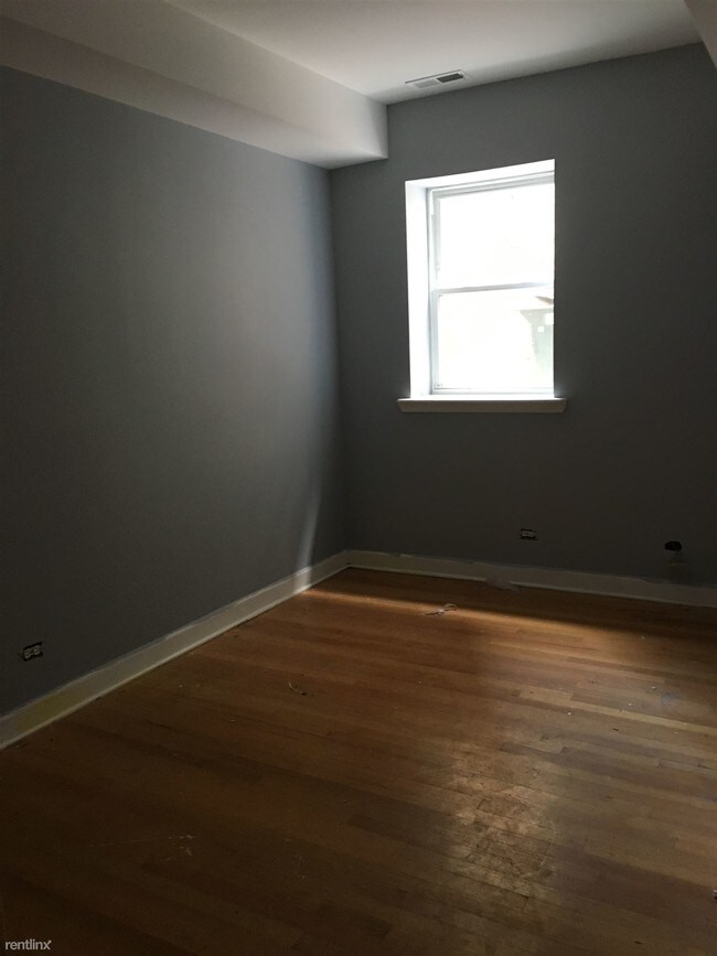Building Photo - 2 br, 2 bath Apartment - 6301 N Talman Ave