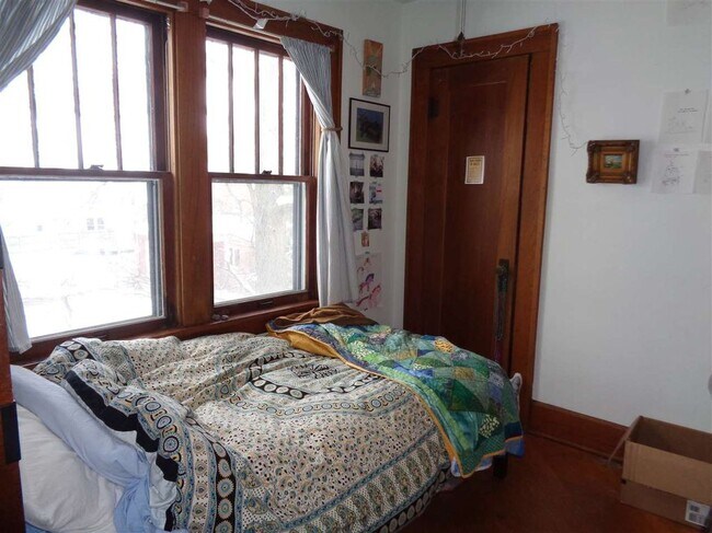 Dormitorio de la planta superior (1) - 435 $/mes - (ocupado) - 715 E Market St