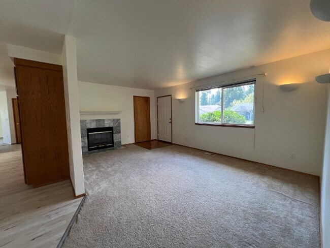 Building Photo - PENDING APPLICATION; Spacious Rambler on C...