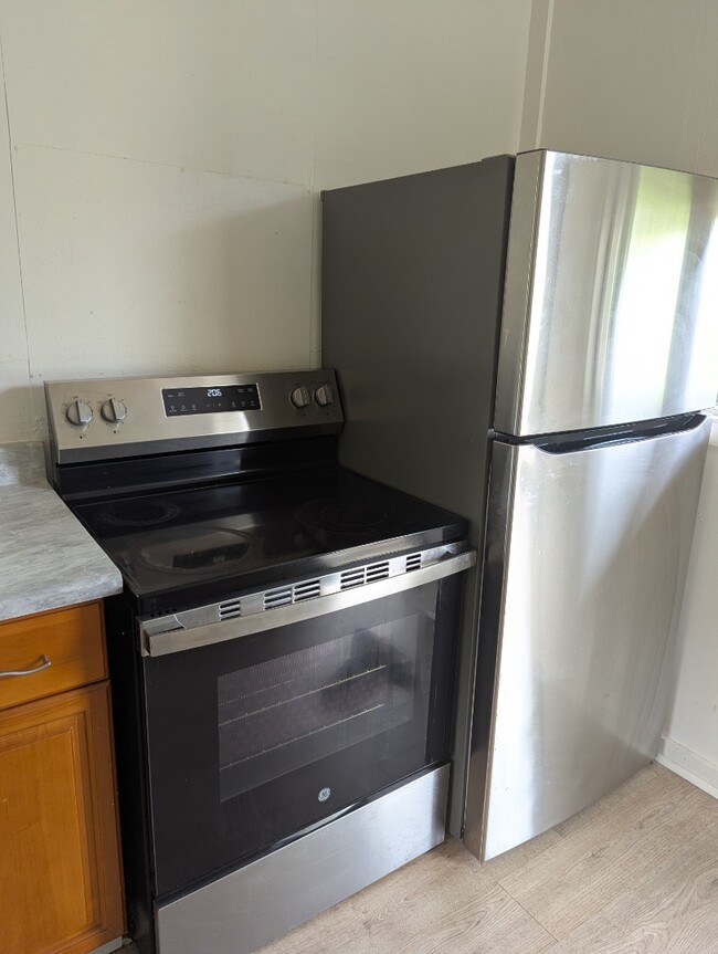 Building Photo - 2 Bed 1 Bath Apartment with one parking.  Tenant pay all utilities.