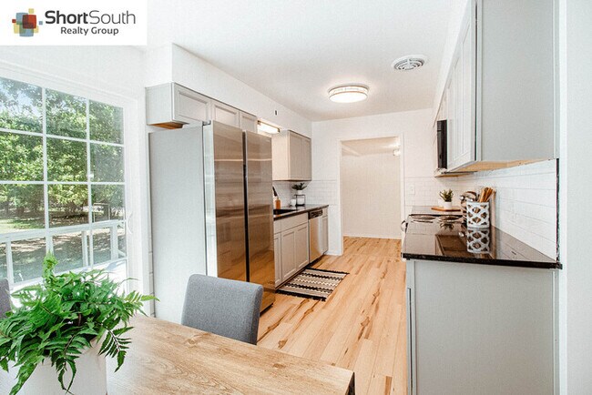 Building Photo - Fully Renovated Forest Hills 3 Bed 1 Bath ...