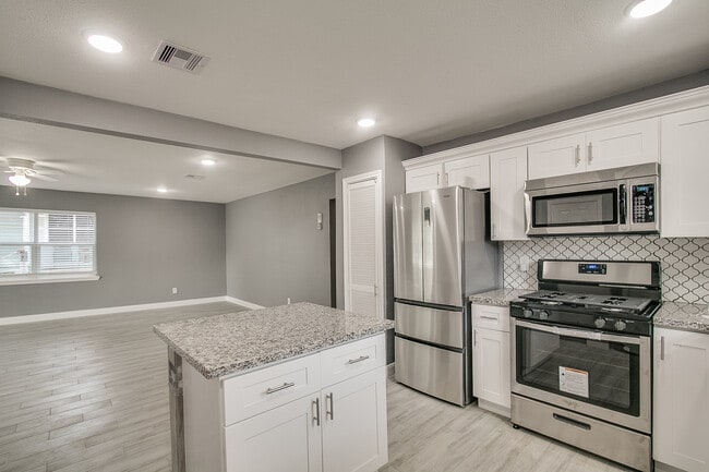 Building Photo - 907 Avenue E