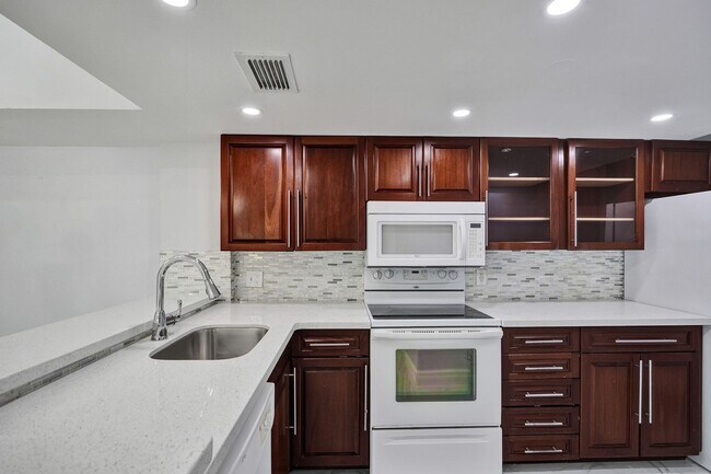 Foto del edificio - Renovated and Updated 2 Bed, 2 Bath Condo ...