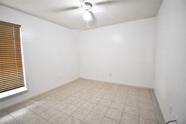Building Photo - 9606 Riverside Lodge Dr