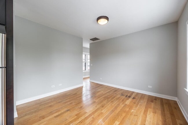 Building Photo - 2209 W Eastwood Ave