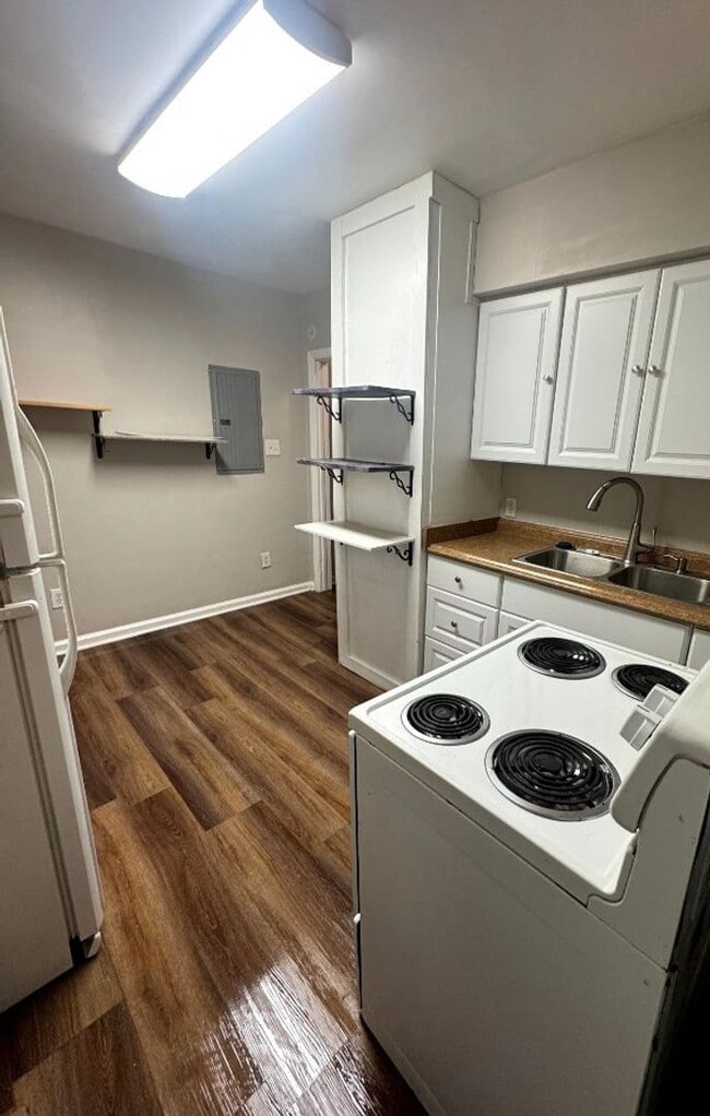 Building Photo - Charming two bedroom and one bath home available to rent