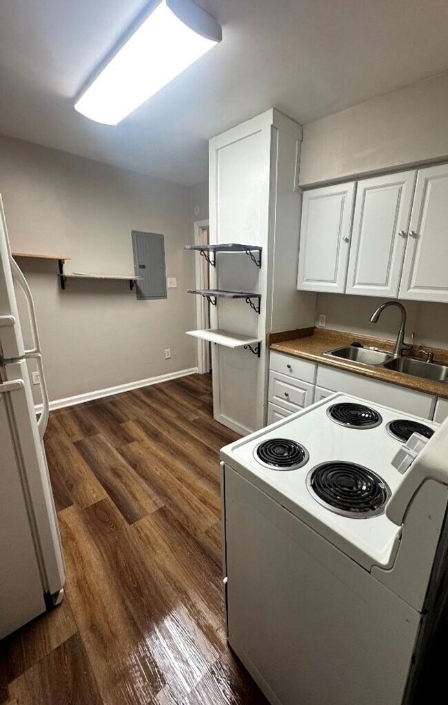 Building Photo - Charming two bedroom and one bath home available to rent near River Rd