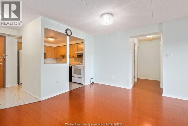 Photo du bâtiment - 401 Grand Marais Rd W