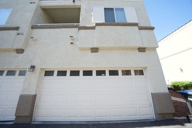 Foto del edificio - SHOWINGS AVAILABLE NOW