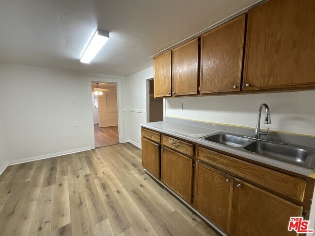 Foto del edificio - 828 E 6th St