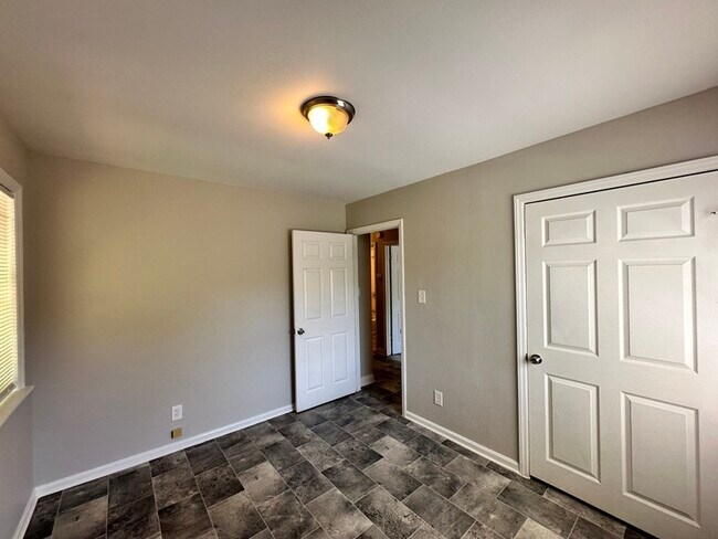 Building Photo - 1713 Longleaf Dr