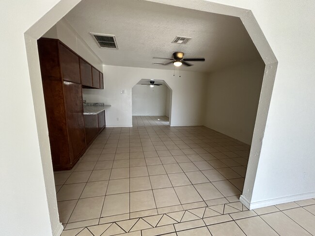 Building Photo - 6106 W Clarendon Ave