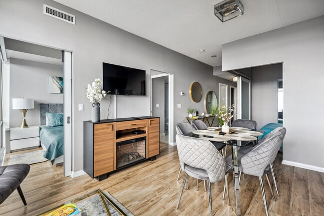 Building Photo - 832 Bay St.