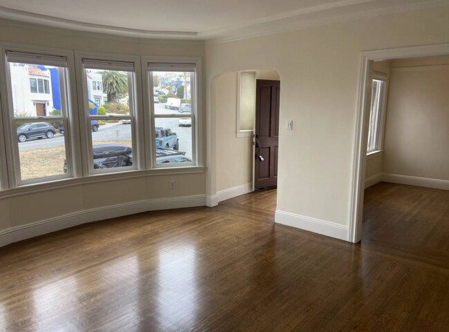 Foto del edificio - Top Floor Remodeled 2BD/1BA Flat Available Now!