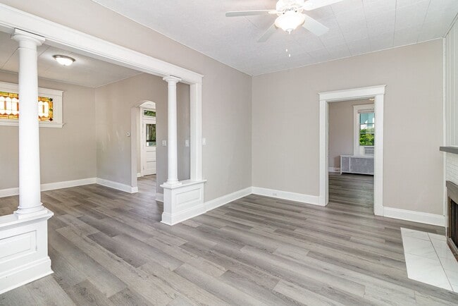 Building Photo - Gorgeous 2 Bedroom 1 Bathroom House