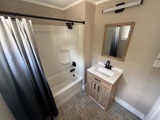 Foto del edificio - Charming 2BR Apartment with Heat Included – Convenient Springvale Location!