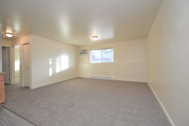 Building Photo - 2 Bed 1 Bath Garden Level Apartment! Easy Access to Downtown, Shopping and MSU!