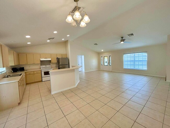 Building Photo - 328 W Sugarland Cir