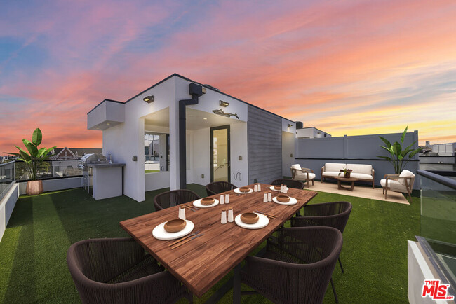 Building Photo - 733 N Gramercy Pl