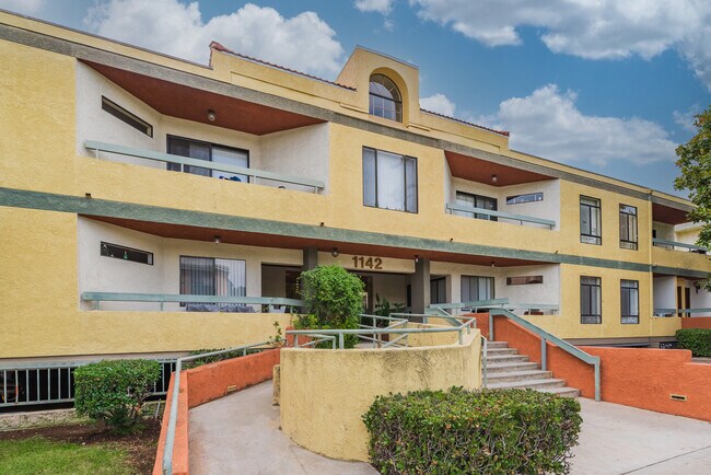 Foto del edificio - 1142 Stanley Ave