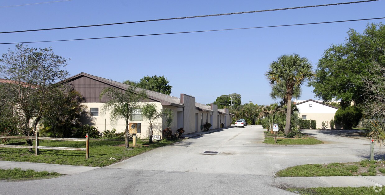 Foto principal - 17345-17355 Bush Rd