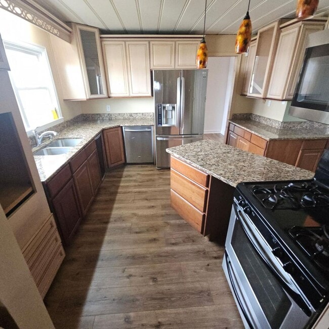 Building Photo - Elegant 5-Bedroom, 4-Bath Home with Expansive Living Spaces