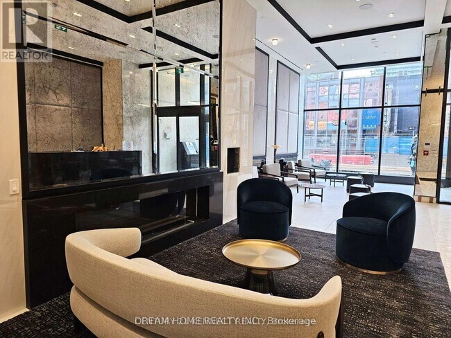 Photo du bâtiment - 8 Wellesley St W