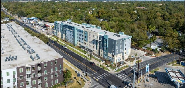 Foto del edificio - 1200 W Koenig Ln