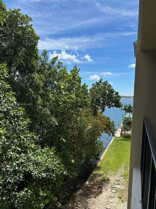 Building Photo - 2201 Brickell Ave