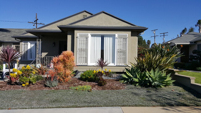2BD 2Bath Duplex - 5017 W 62nd St