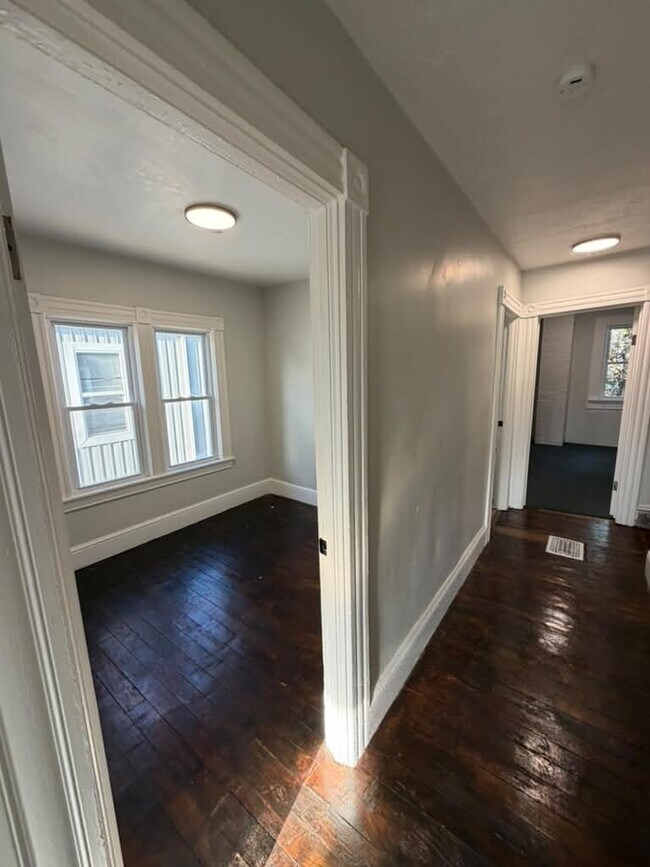 Building Photo - 1439 E 110th St