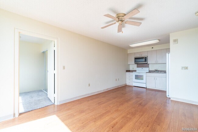 Building Photo - 3 Bd 1 Ba 2 tandem Prkg - Paiwa Tower - 94...