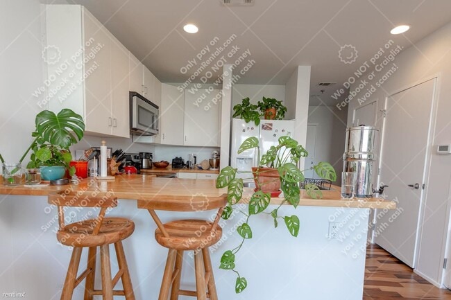 Building Photo - Studio, 1 bath Condo - 1200 East 11th St 3...