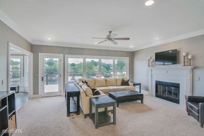 Building Photo - 17819 Peninsula Club Dr N