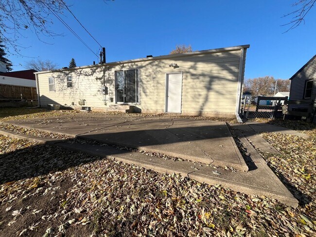 Foto del edificio - Spacious 2 Bed/2 Bath with Fenced in Yard!