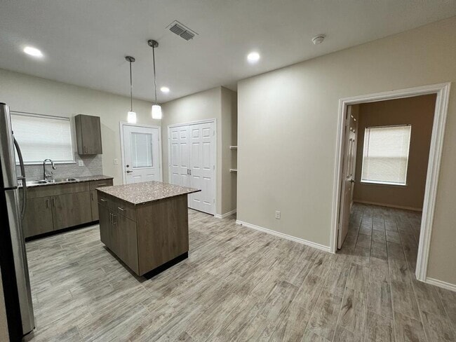 Building Photo - 5101 N Hiawatha Dr