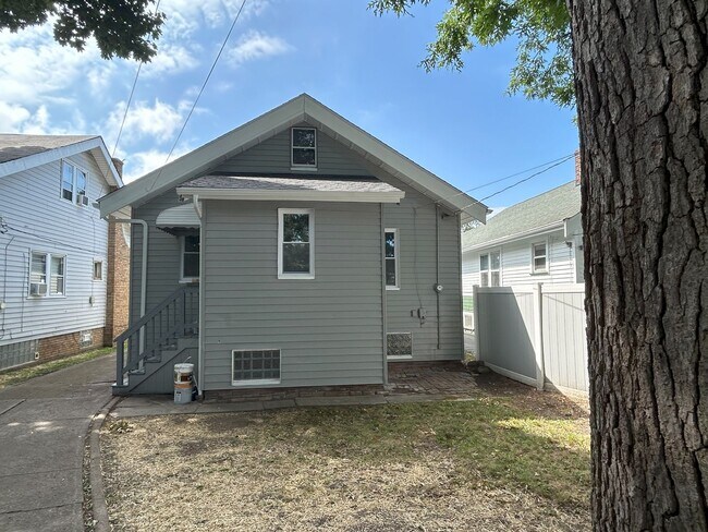 Building Photo - West Blvd Area - 2 Bedroom Single Family Home