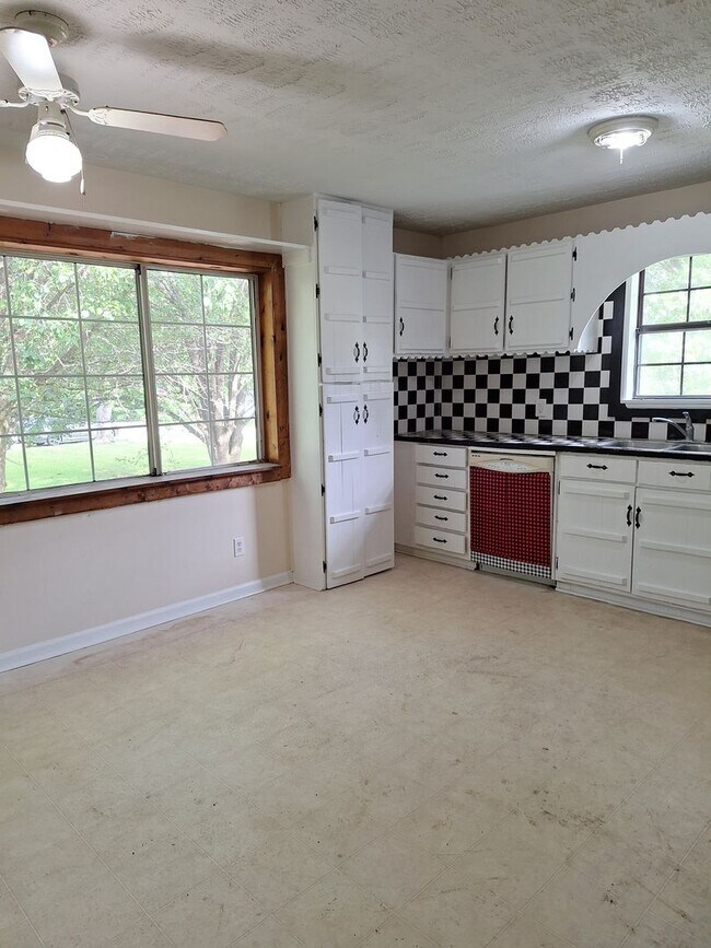 Foto del edificio - Large 3 Bedroom 2 Bath Ranch with Basement...